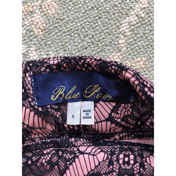 Geometric Lace Overlay Pencil Skirt - Picture 3 of 3